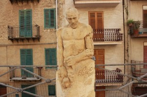 Statia in pietra di Baucina dello scultore V.Puleo 
